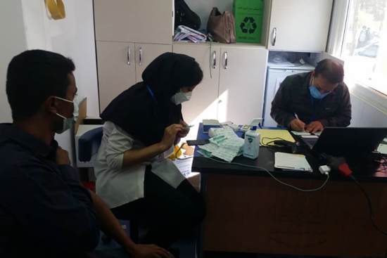 استقرار یونیت سیار واکسیناسیون کرونا شبکه بهداشت و درمان در شهرک کامیون‌داران شهرستان اسلامشهر 